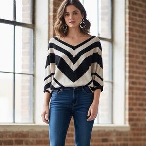 Joan Vass New York Black & Beige Chevron Stripe Knit Top 3/4 Sleeves V-Neck